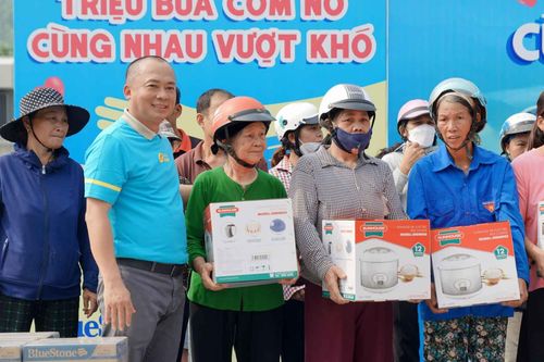 Trao nồi cơm điện hỗ trợ người dân gặp khó khăn do bão lũ tại Lào Cai