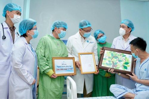 Người được ghép tim ở BV Đại học Y Dược TP.HCM ra viện: BV tặng 200 triệu đồng và món quà đặc biệt