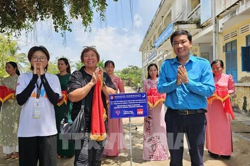 Sinh viên Singapore hỗ trợ điểm trường khó khăn tại Bến Tre