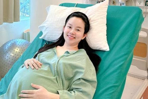 Ly Kute sinh con lần 2, khoảnh khắc bé Khoai Tây bế em gây bão mạng