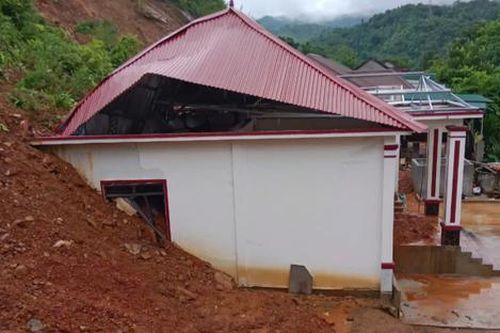 Xây nhà cả tỷ đồng vừa vào ở được 6 ngày đã bị sạt lở đất chôn vùi