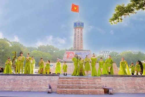 Mùa thu Hà Nội được tái hiện trên sàn diễn thời trang