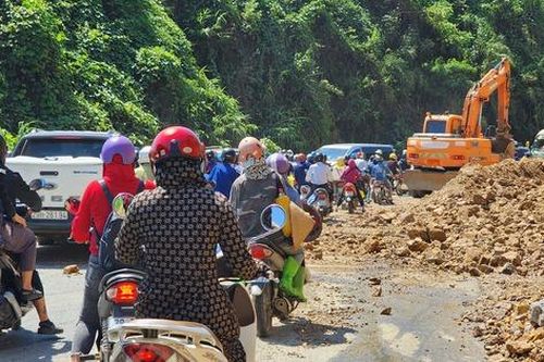 Hòa Bình: Người tham gia giao thông 'khó chịu' với thời gian nổ mìn thi công dự án ở dốc Cun