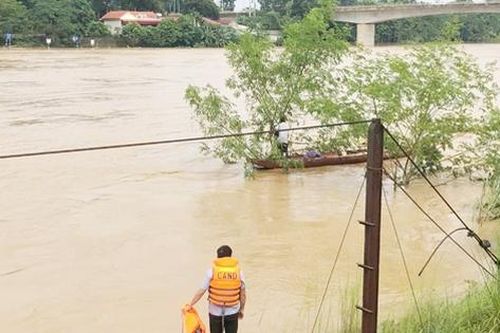 Cứu sống người đàn ông bị lũ cuốn trôi 2km