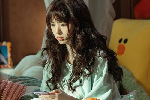 'Búp bê cổ trang' Điền Hi Vi làm mới mình trong phim 'Nửa thân quen, nửa xa lạ'