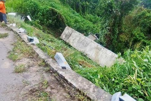 Xe đầu kéo lao xuống vực đèo Sông Pha