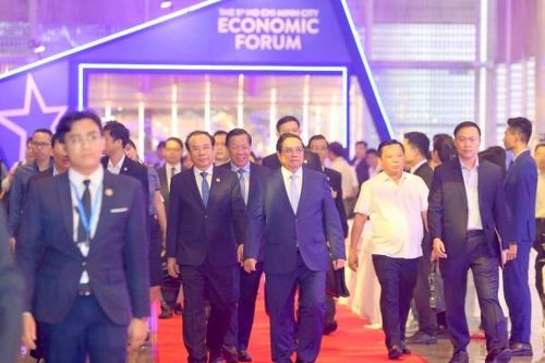 Thủ tướng Phạm Minh Chính chủ trì phiên đối thoại chính sách với khách mời trong nước và quốc tế