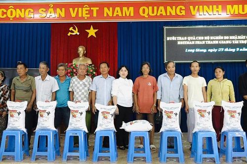 Bí thư Huyện ủy Chợ Mới dự lễ trao nhà, tặng quà cho người dân