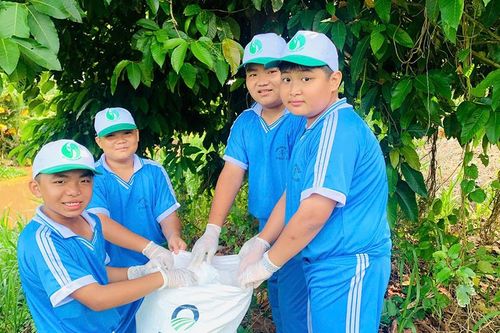 Chợ Mới ra quân hưởng ứng Chiến dịch làm cho thế giới sạch hơn