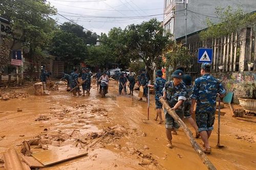 Trung đoàn Không quân 921 sát cánh cùng nhân dân vượt qua bão, lũ