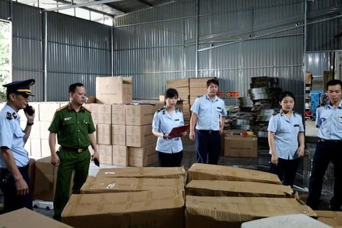 Tạm giữ 863 chiếc bếp từ và hàng nghìn linh kiện không rõ nguồn gốc