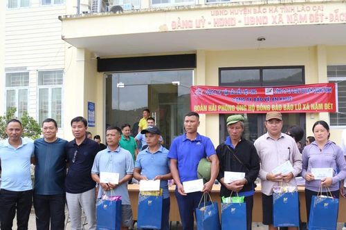 Đoàn thiện nguyện Hải Phòng tặng quà người dân vùng lũ Bắc Hà và Si Ma Cai