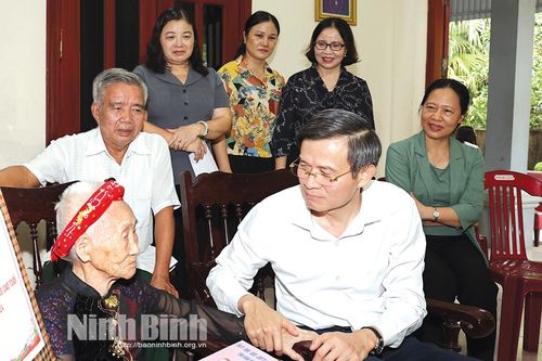 Đồng chí Bí thư Tỉnh ủy thăm, tặng quà nhân Ngày Quốc tế người cao tuổi