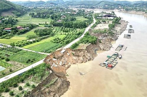 Khẩn cấp xử lý sự cố sạt lở đê tả Lô gây đứt đường giao thông
