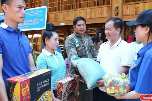 Khám, phát thuốc miễn phí và tặng quà hỗ trợ nhân dân và thiếu nhi bị ảnh hưởng thiên tai