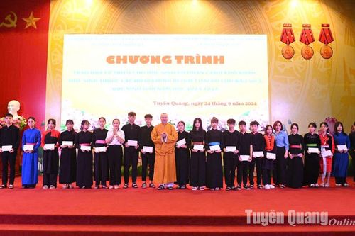 Tổ đình chùa Thanh Hà tặng quà cho học sinh giỏi có hoàn cảnh khó khăn Trường PTDT nội trú THPT tỉnh