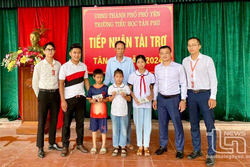 Trao hỗ trợ cho điểm trường bị thiệt hại bởi mưa lũ