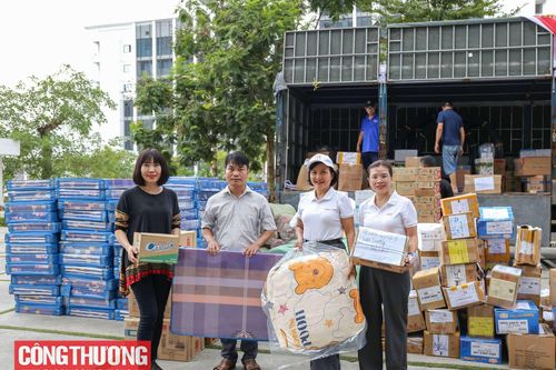 Tạp chí Công Thương và bạn đọc trao tặng ủng hộ học sinh vùng lũ Cao Bằng đến trường