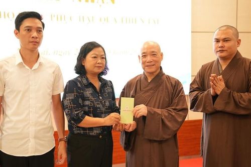 Ban Trị sự Phật giáo Hà Tĩnh, Thừa Thiên Huế, Đạo tràng Pháp Hoa trao quà đến bà con tỉnh Lào Cai