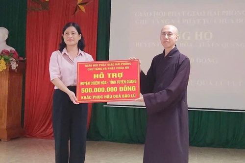 Chùa Đỏ tặng hơn 2 tỷ đồng cho bà con bị thiệt hại do lũ lụt tại các tỉnh vùng núi phía Bắc
