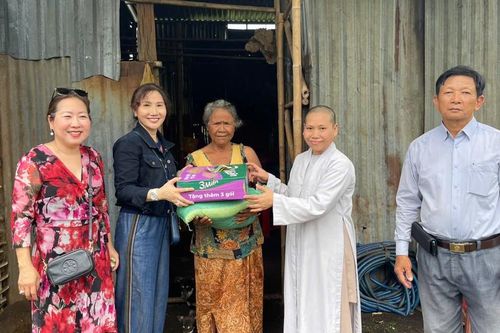Nhiều đoàn từ thiện chia sẻ với đồng bào vùng lũ các tỉnh thành miền Bắc