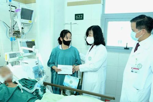 Bộ trưởng Bộ Y tế thăm bệnh nhi Làng Nủ bị vùi lấp đang điều trị tại Bệnh viện Bạch Mai