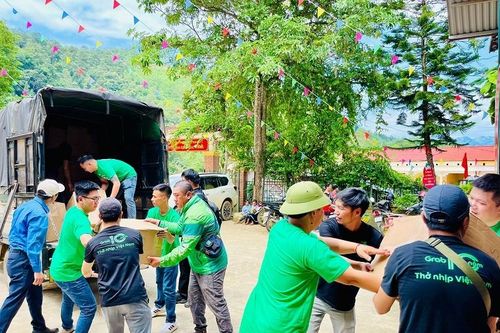 Grab Việt Nam trao tặng hỗ trợ cho người dân bị ảnh hưởng bởi bão, lũ