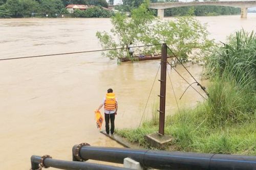 Công an xã cứu người đàn ông bị lũ sông Mã cuốn trôi 2km