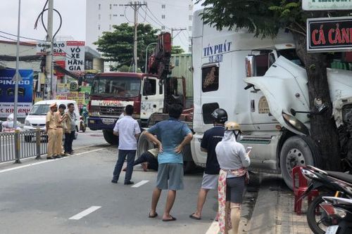 Xe đầu kéo mất lái lao vào tiệm bán cá cảnh