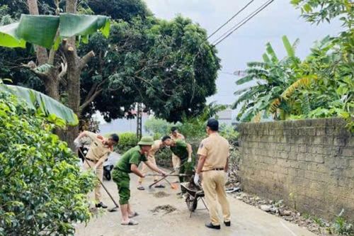 Công an TP Thanh Hóa giúp dân dọn dẹp vệ sinh sau mưa lũ