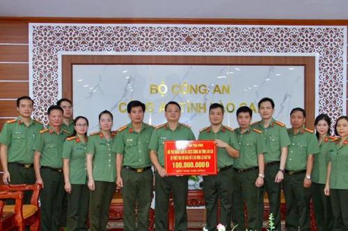 Công an tỉnh Thái Bình thăm, tặng quà hỗ trợ nhân dân khắc phục hậu quả thiên tai