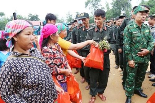 Bùi ngùi buổi chia tay các chú Bộ đội, Công an nhiều ngày cắm bản giúp người dân Nậm Tông