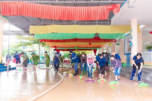 Công an huyện Hương Sơn tập trung giúp dân khắc phục hậu quả mưa lũ