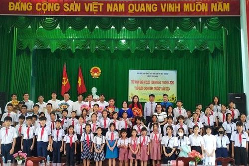 120 học sinh nhận học bổng 'Tiếp bước cho em đến trường'