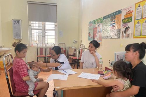 Khám và tư vấn chăm sóc dinh dưỡng cho trẻ em dưới 6 tuổi
