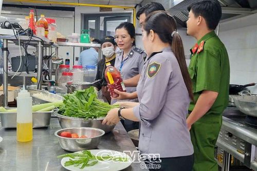 Phòng tránh ngộ độc thực phẩm mùa mưa bão