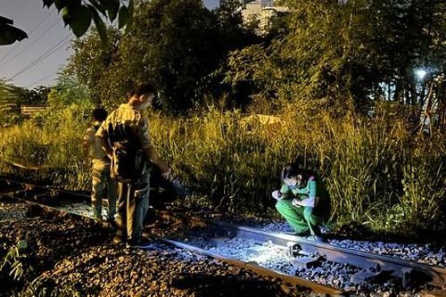 TPHCM: Nam sinh viên năm cuối đứng trên đường ray, bị tàu hỏa tông tử vong