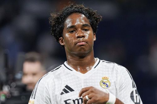 Tiền đạo Real Madrid lên gối trúng háng đối thủ, chỉ nhận thẻ vàng