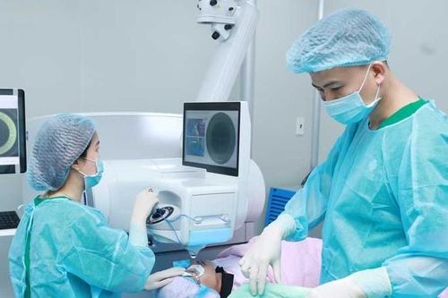 Vì sao phải đủ 18 tuổi mới được mổ mắt?