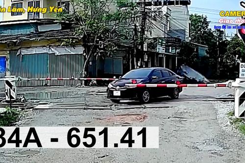 Thót tim cảnh xe con coi thường cái chết cố lách qua gác chắn trước mũi tàu hỏa