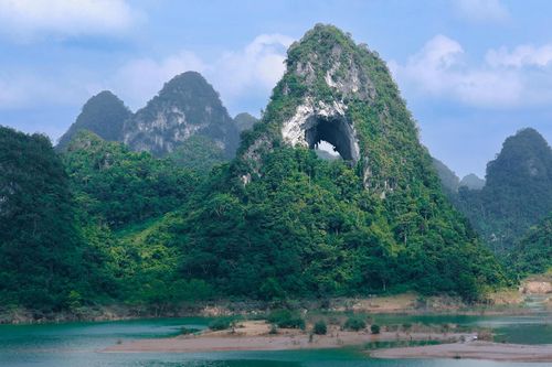 'Mắt thần' trên đỉnh núi ở Cao Bằng