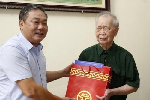 Phó Chủ tịch Thường trực UBND thành phố Lê Hồng Sơn thăm, tặng quà chiến sĩ giải phóng Thủ đô