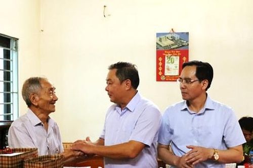 Lãnh đạo thành phố Hà Nội thăm, tặng quà người có công tiêu biểu huyện Chương Mỹ