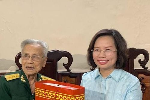 Đồng chí Bùi Huyền Mai thăm, tặng quà các chiến sĩ giải phóng Thủ đô