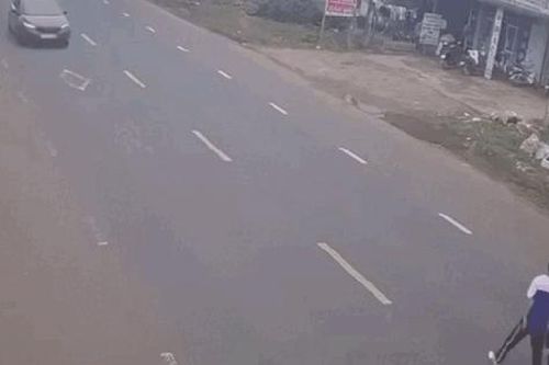 Đang đi bộ qua đường thì đột ngột quay đầu, nam sinh bị xe tải lao tới tông trúng
