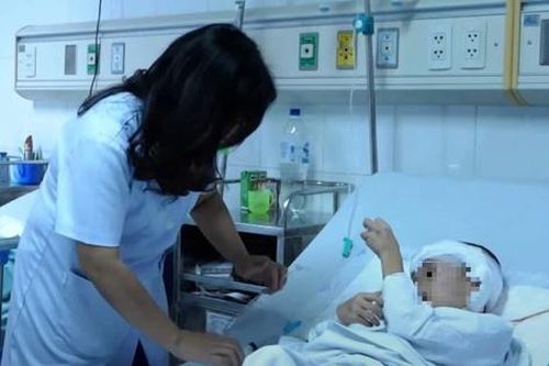 Sức khỏe bé trai 7 tuổi vụ lũ quét thôn Làng Nủ nhiều tiến triển, thích gọi điện nói chuyện với anh