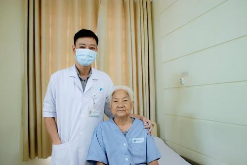 Phẫu thuật nội soi ngược dòng tán sỏi trường hợp sỏi niệu quản nhiều viên