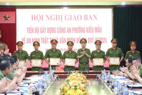Công an Hà Nội trao quyết định cho 15 đơn vị 'Công an phường kiểu mẫu về an ninh, trật tự và văn minh đô thị'