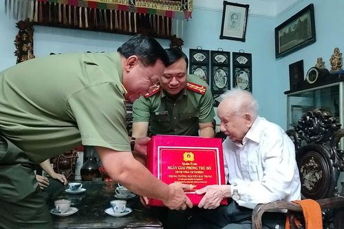 Giám đốc Công an Hà Nội thăm hỏi, tri ân các đồng chí lão thành Cách mạng tham gia kháng chiến, tiếp quản Thủ đô