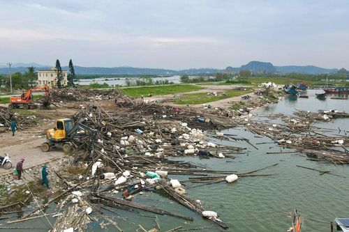 Quảng Ninh: Gian nan xử lý rác trôi nổi sau bão